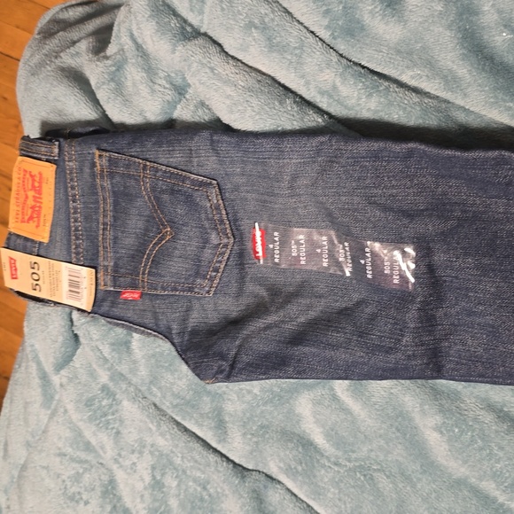 Levi's - Picture 2 of 5
